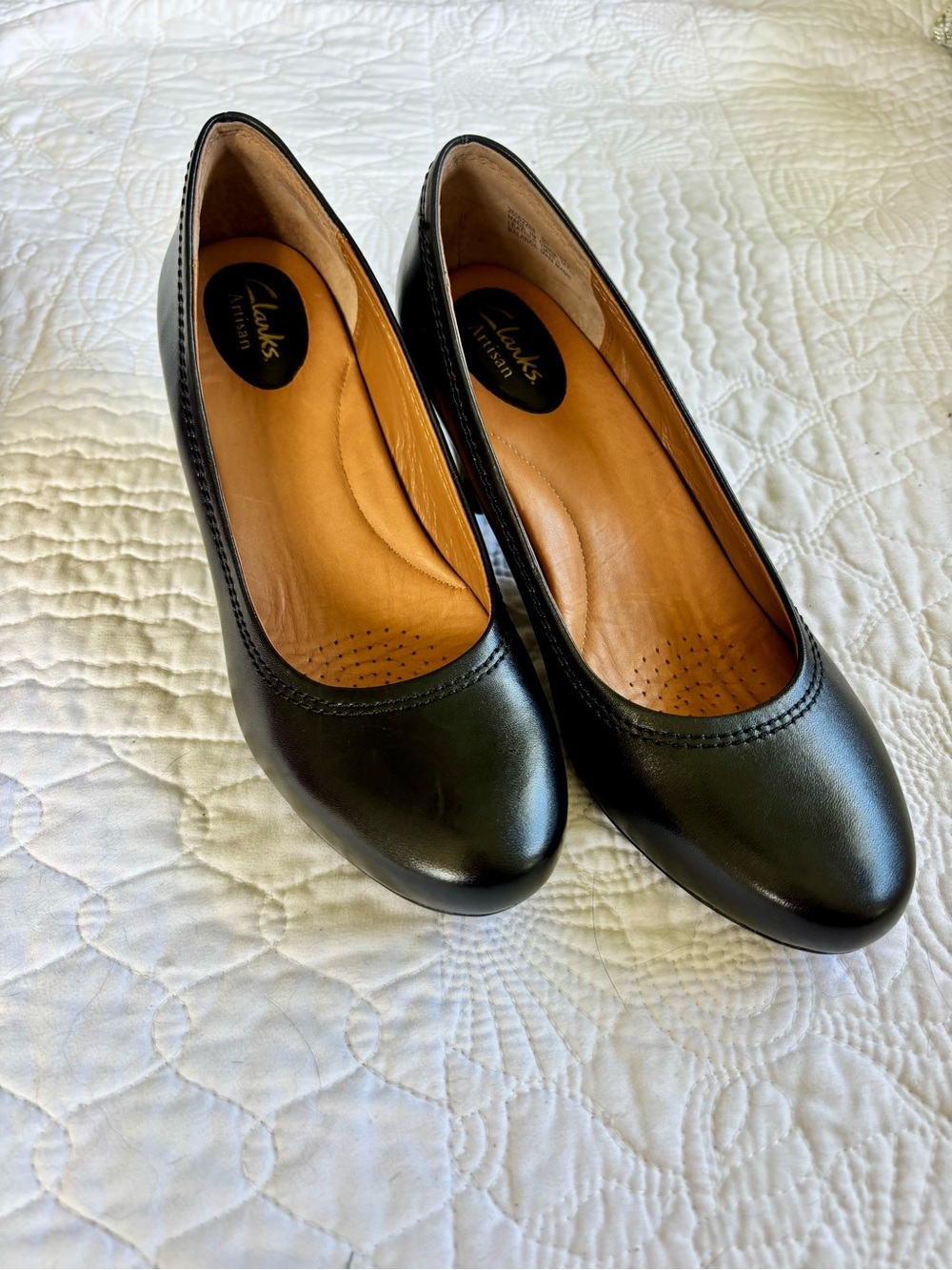 Clarks Women's Black Leather Round-Toe Comfort Flats